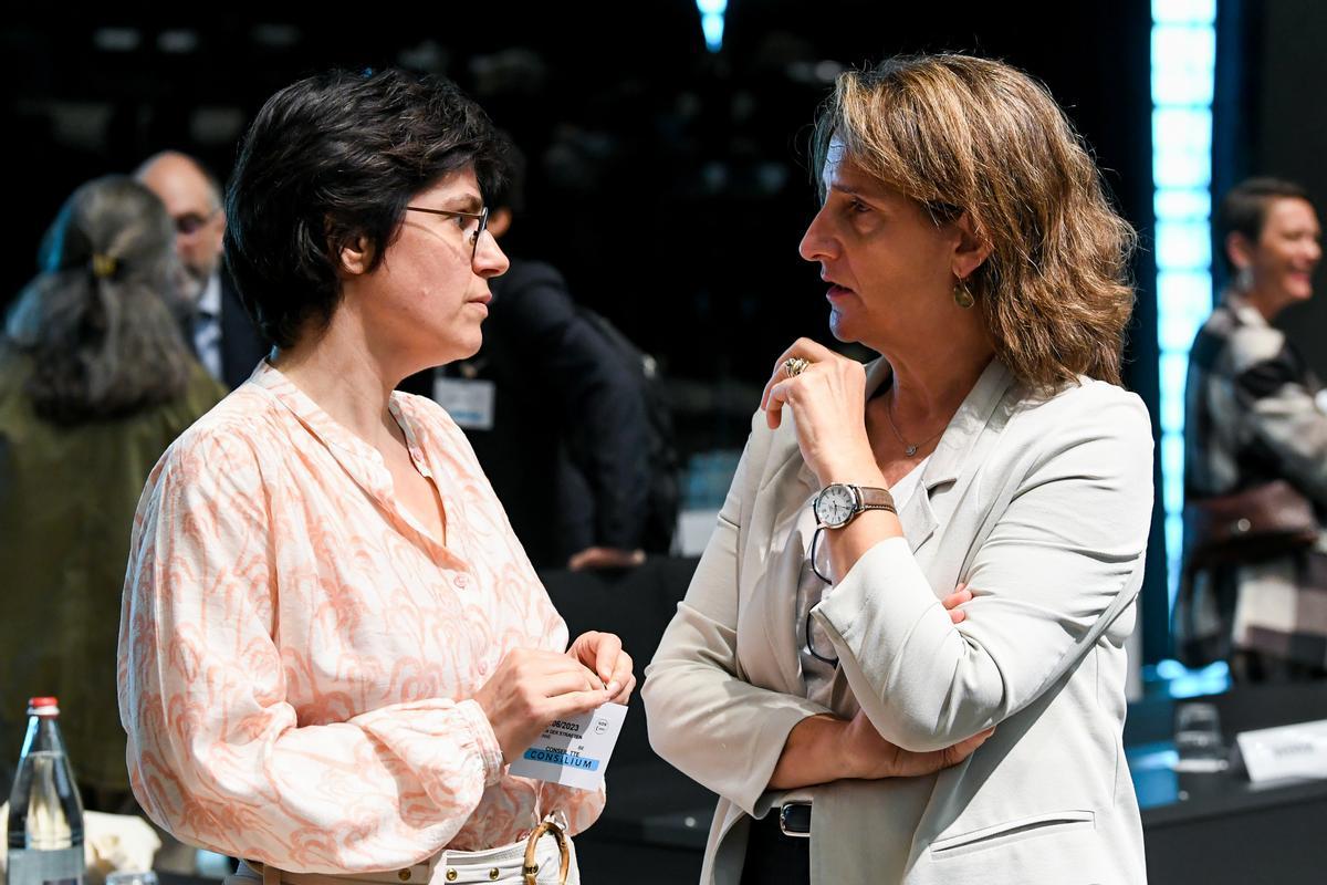 La ministra española para la Transición Ecológica, Teresa Ribera, conversa con la ministra de Energía de Bélgica, Tinne Van Der Straeten.
