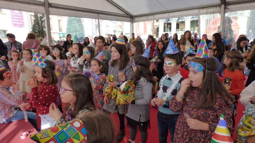 Los niños de Tineo, durante las campanadas de la Nochevieja infantil. | D. Á.