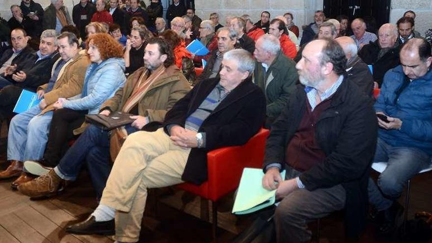 Imagen de la reunión de ayer del PP con colectivos sociales. // R. V.