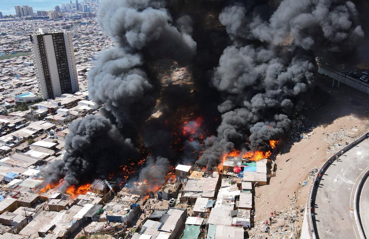 Las casas de madera arden tras la propagación del fuego