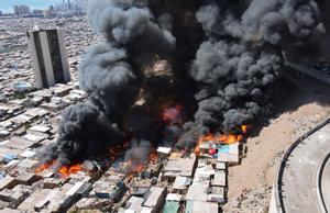 Las casas de madera arden tras la propagación del fuego