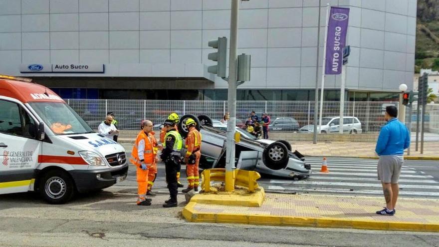 El vehículo volcado en Cullera.