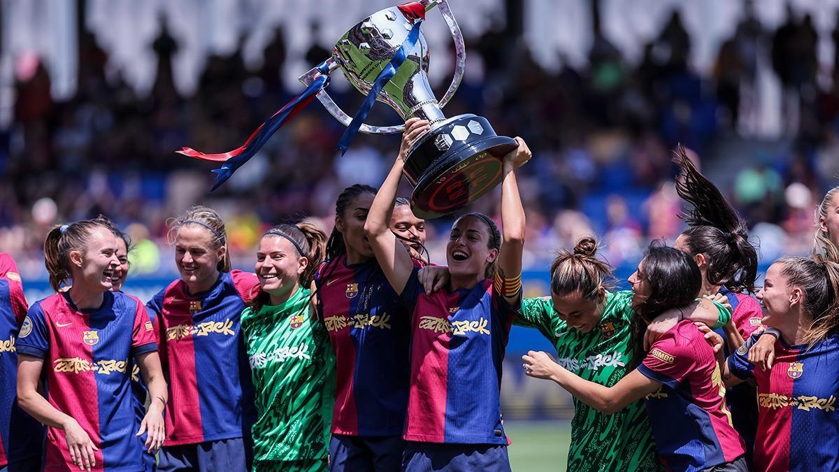 Alexia Putellas levantando el trofeo de la Liga Alexia Putellas levantando el trofeo de la Liga