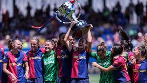 Alexia Putellas levantando el trofeo de la Liga