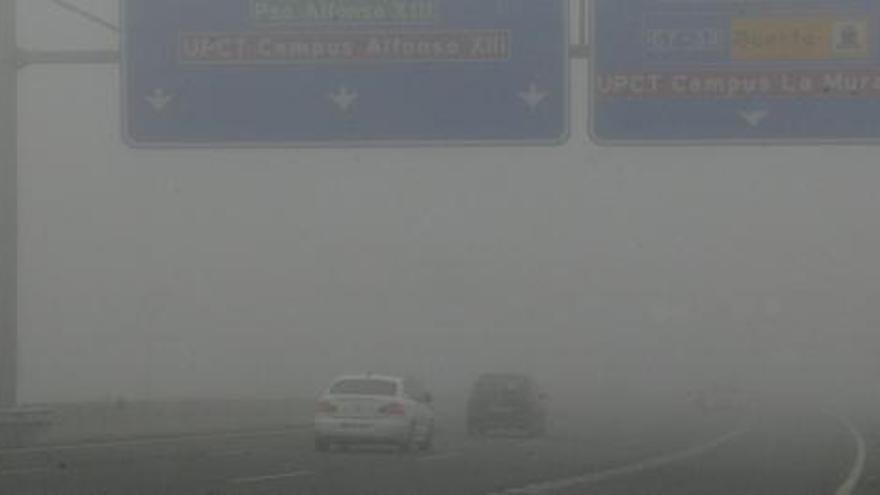 Meteorología. Escasa visibilidad para circular por la autovía por la densa niebla