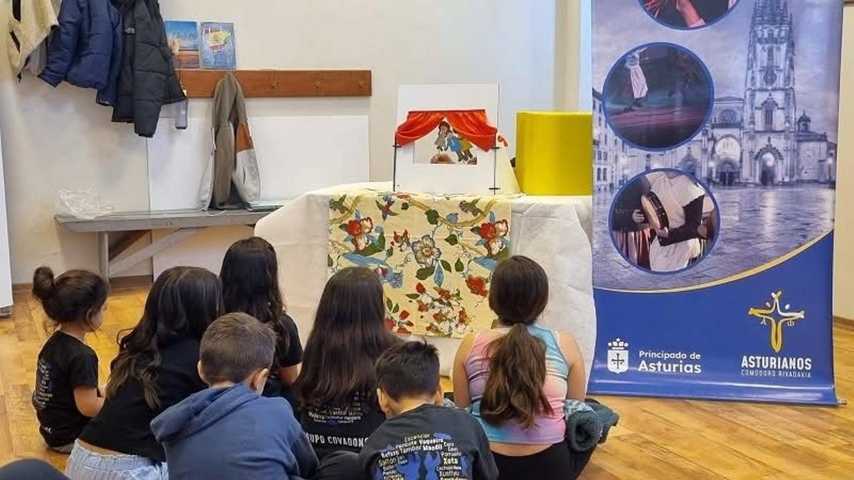 Los niños del centro asturiano de Comodoro Rivadavia durante la representación de títeres.