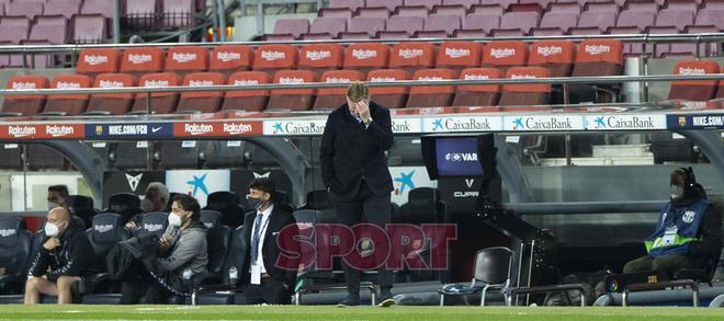 Ronald Koeman en el partido de LaLiga entre el FC Barcelona y el Elche disputado en el Camp Nou.