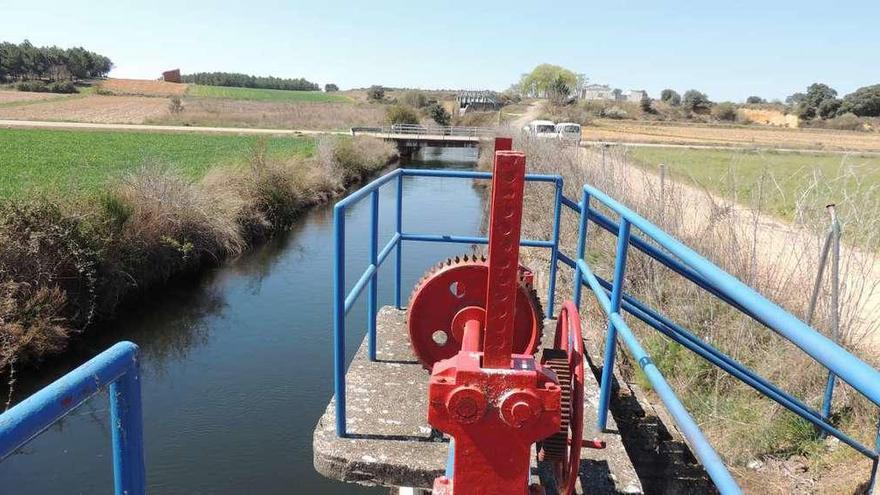 Canal de Melgar que aporta el agua de riego para la zona de cultivos de la margen derecha del Tera.