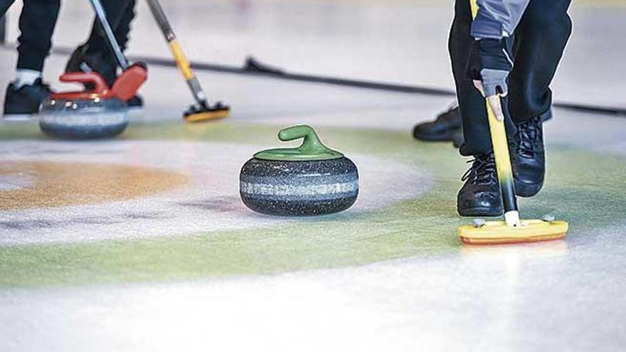 Un grupo de amigos jugando al curling.