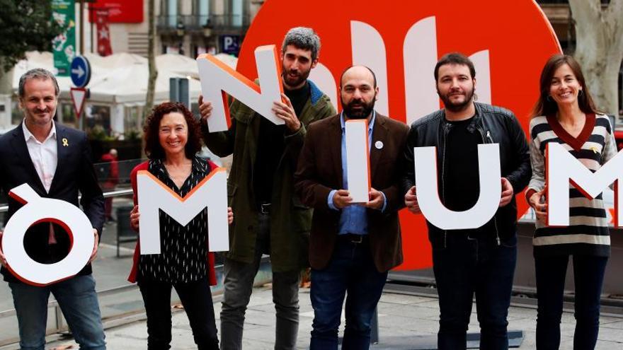 De dreta a esquerra, els premiats Jordi Cabré, Maite Carranza, Víctor García Tur, Marcel Mauri (vicepresident d&#039;Òmnium) Carles Rebassa i Núria Franquet