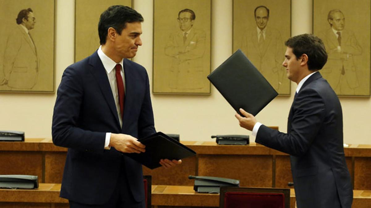 Pedro Sánchez i Albert Rivera firmen l’acord de Govern.