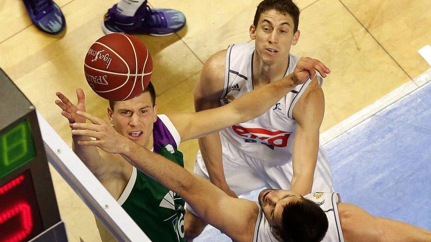 Nedovic, en una penetración ante el Real Madrid.