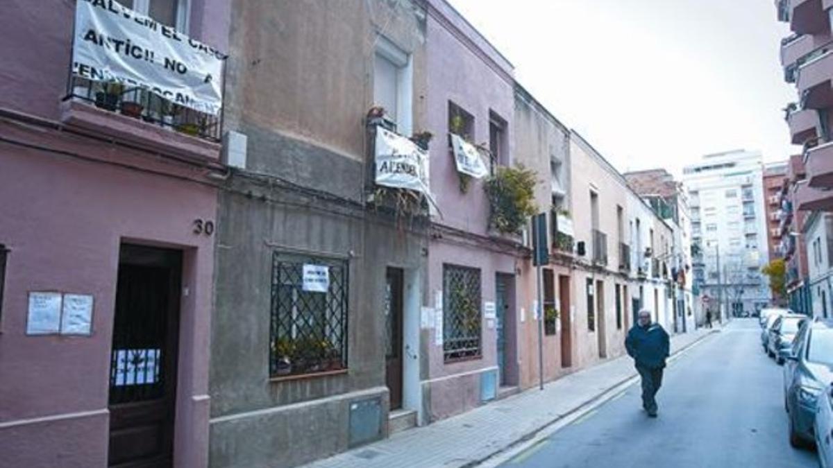 Un vecino pasea frente a las combativas fachadas de la calle de Jorba, en el casco antiguo de Sant Andreu, totalmente afectadas por la reforma, ayer.
