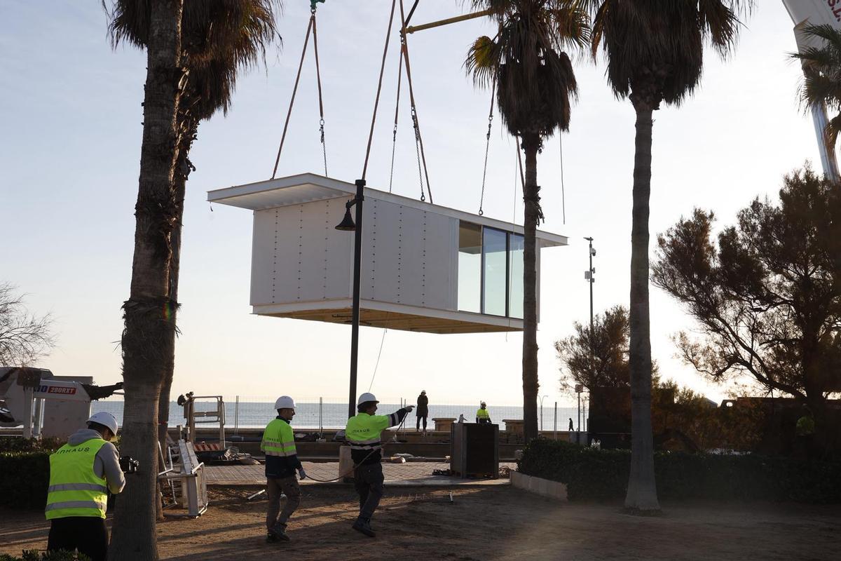 Así ha sido la instalación chiringuitos modulares de la Malva-rosa Así ha sido la instalación chiringuitos modulares de la Malva-rosa
