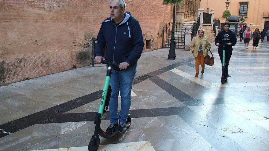 Usuarios de patinetes, en el centro de Málaga.