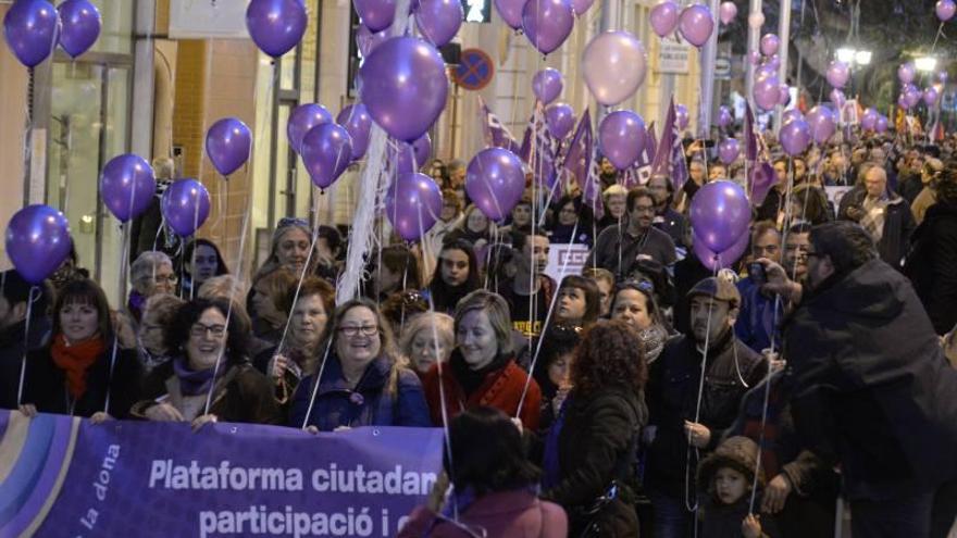 Una manifestación por los derechos de
la mujer recorre el centro de Castellón