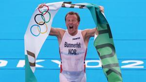 El noruego Blummenfeld celebra su victoria en la prueba