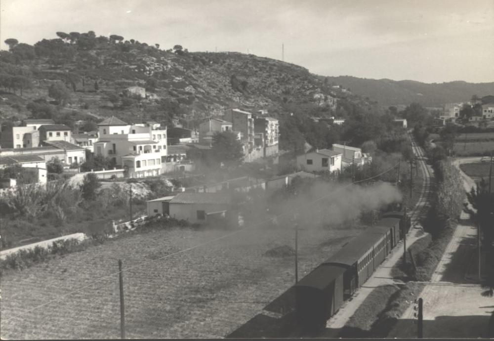 Tren al costat de l’Onyar, sortint de Girona.