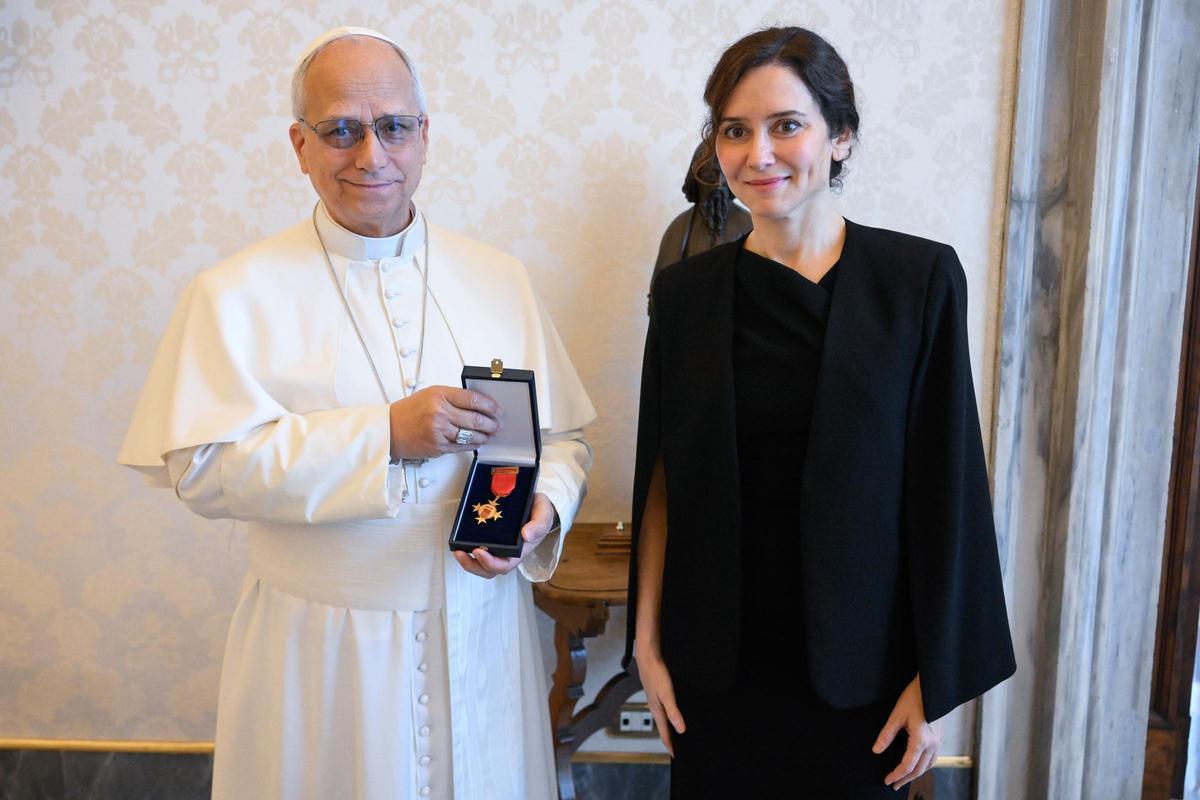 Ayuso y el papa León XIV en el Vaticano.