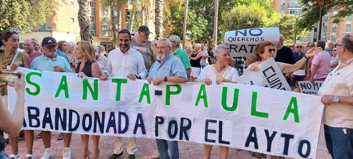 "Santa Paula abandonada por el Ayuntamiento", una de las pancartas de la movilización vecinal