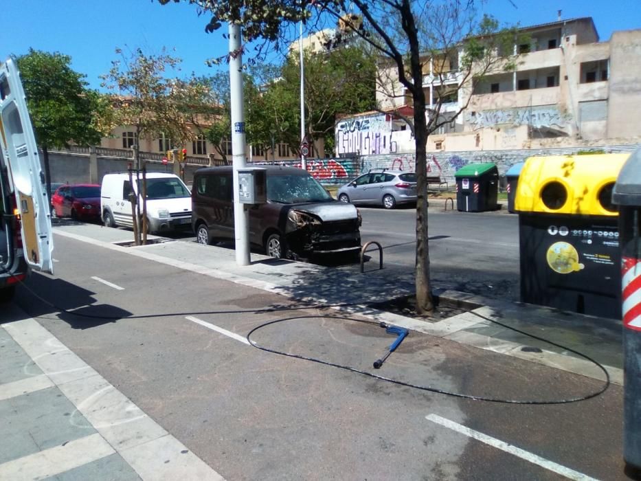 Queman seis contenedores de basura y un coche en la calle Jacint Verdaguer