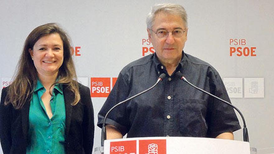 Jaume Carbonero y Mercedes Garrido, ayer en la sede del PSOE.