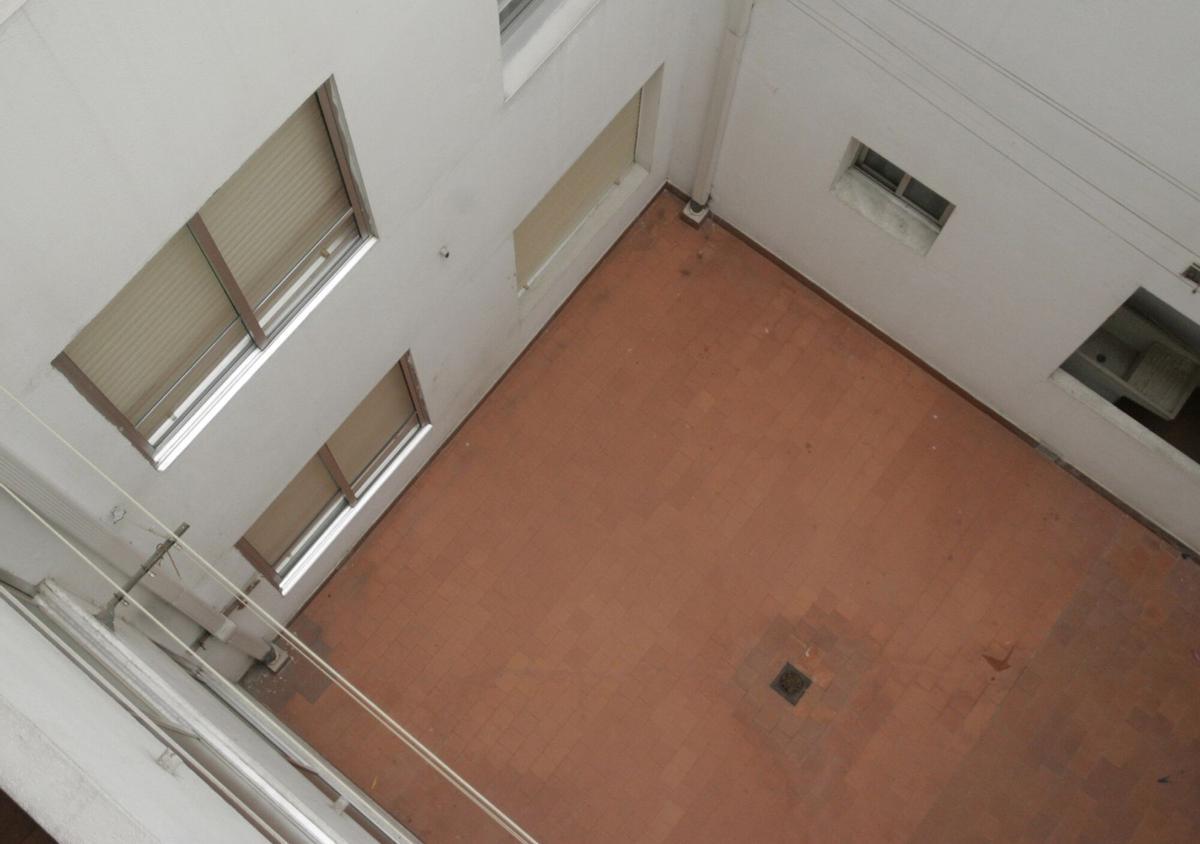PATIO DE LUCES DE LA VIVIENDA DEL AUTOR DEL ROBO DEL CODICE CALIXTINO EN DONDE APARECIO UNA MALETA CON 600.00 EUROS. PATIOS INTERIORES. VIVIENDAS. ROBOS. CODICES. SUCESOS. MALETAS. MALETIN. MALETINES. DINERO. DINERO
