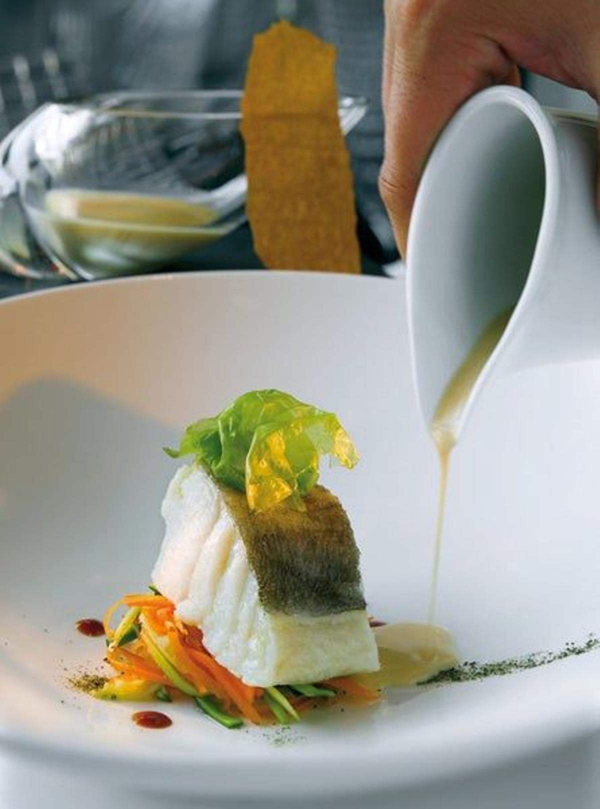 Bacalao confitado, tallarines de verduras e infusión de ibéricos, una de las recetas clásicas del