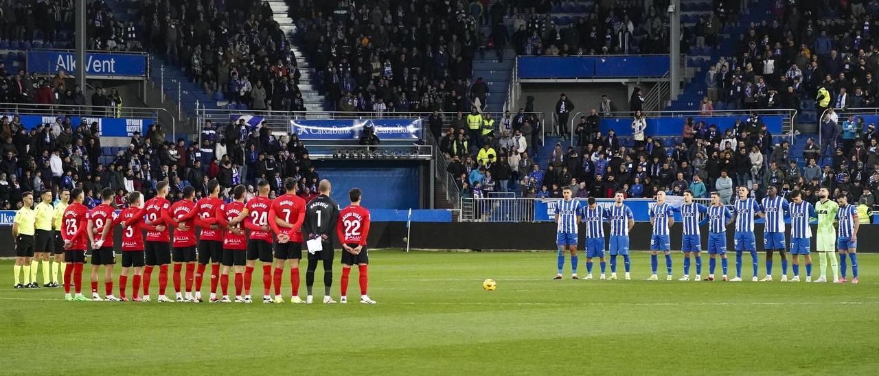 Ambos equipos guardaron un minuto de silencio por la tragedia de Valencia