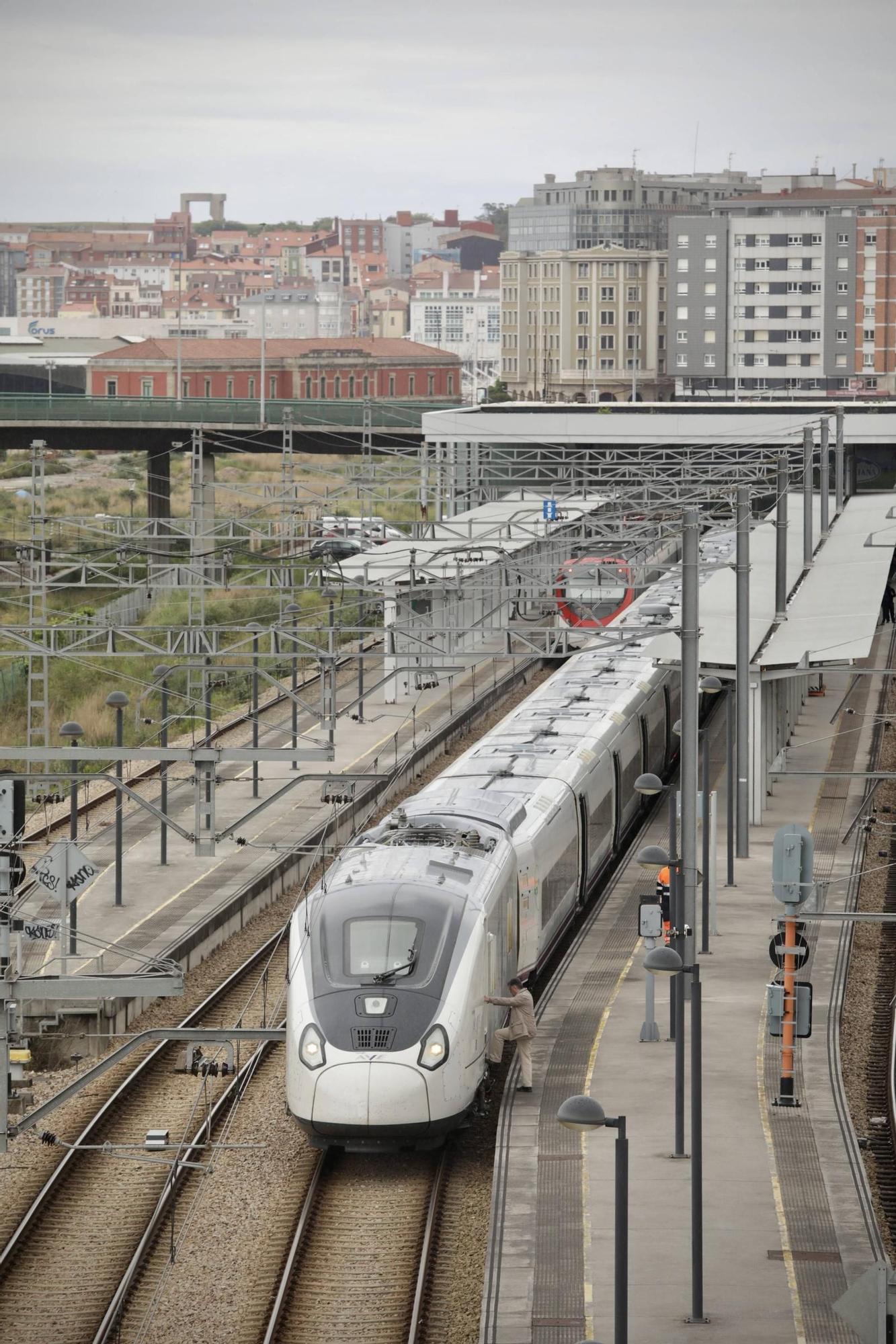 EN IMÁGENES: Otro hito para la llegada de los Avril: el primer AVE con pasajeros completa un trayecto Madrid-Asturias