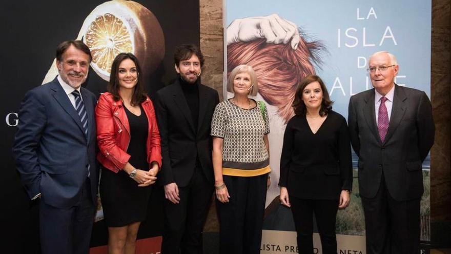 José Creuheras; Mónica Carrillo; Sánchez Arévalo; Giménez-Bartlett; la vicepresidenta del Gobierno, Soraya Sáenz de Santamaría, y el director del Instituto Cervantes, el asturiano Víctor García de la Concha.