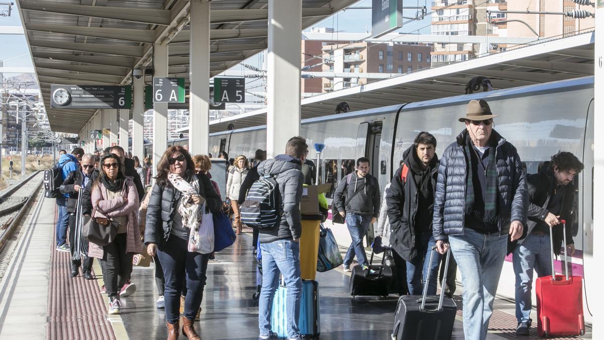 Llegada a Alicante de viajeros procedentes de València y Barcelona en un Euromed.