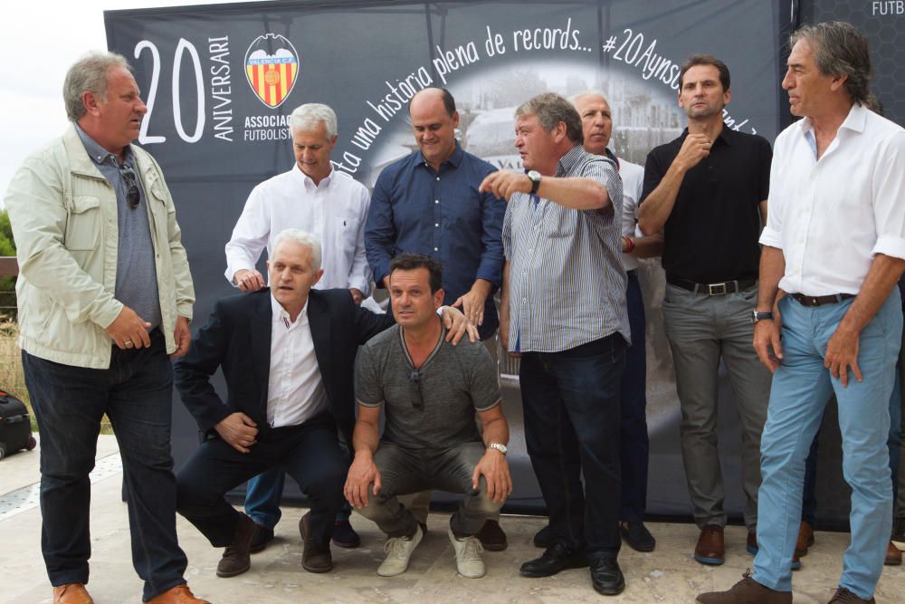 La plantilla de 1987 del Valencia CF rememora el retorno a Primera