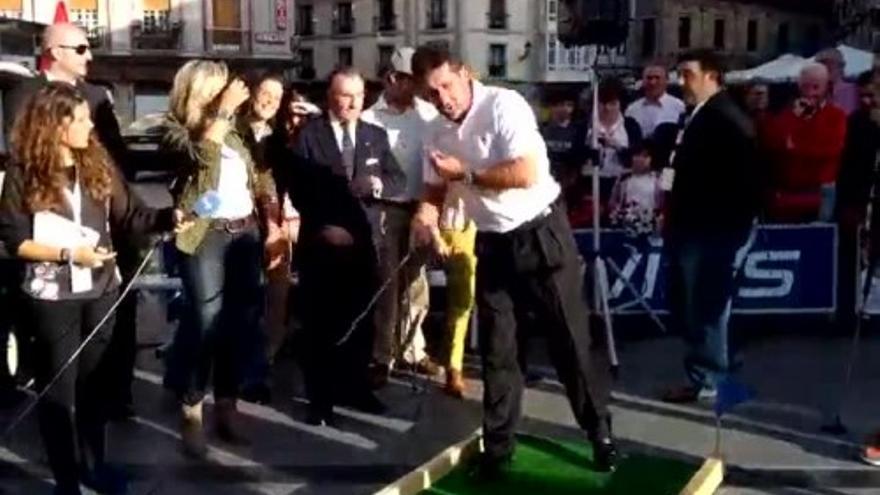 Primeros golpes de Olazabal en una demostración de golf en Avilés