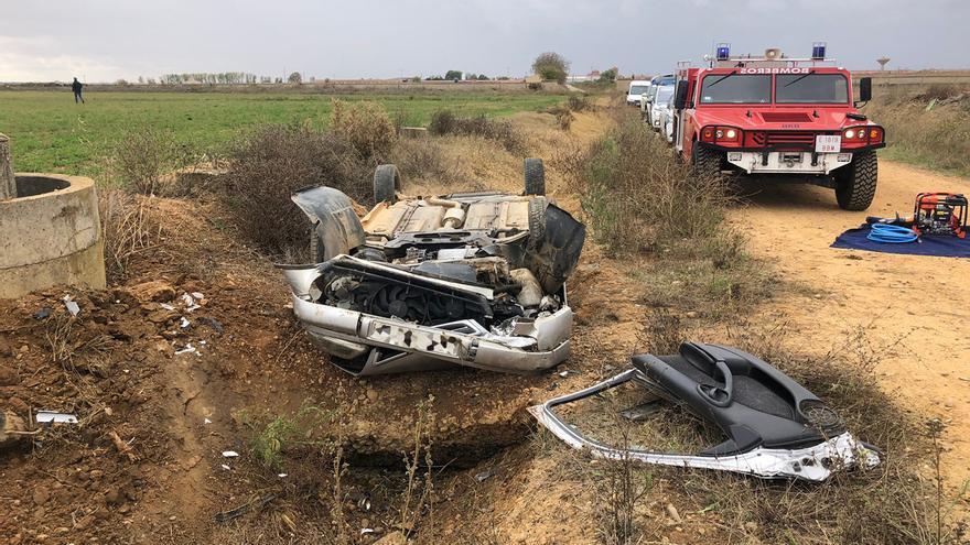 Los bomberos excarcelan al conductor de un vehículo tras volcar en un camino de San Cristóbal