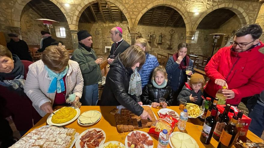 GALERÍA | El obispo de la Diócesis de Astorga sigue su viaje por la Carballeda en Navidad