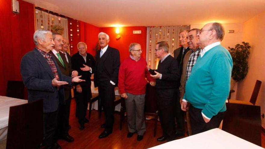 El grupo de amigos y sus esposas, antes de la cena de hermandad.