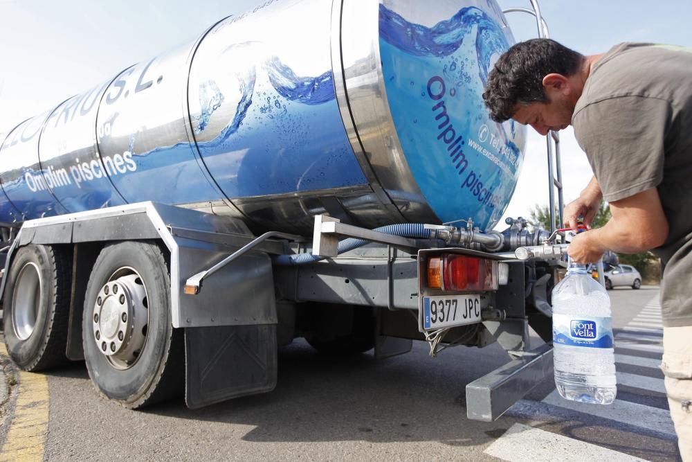 La Bisbal comença a repartir aigua potable amb un camió cisterna