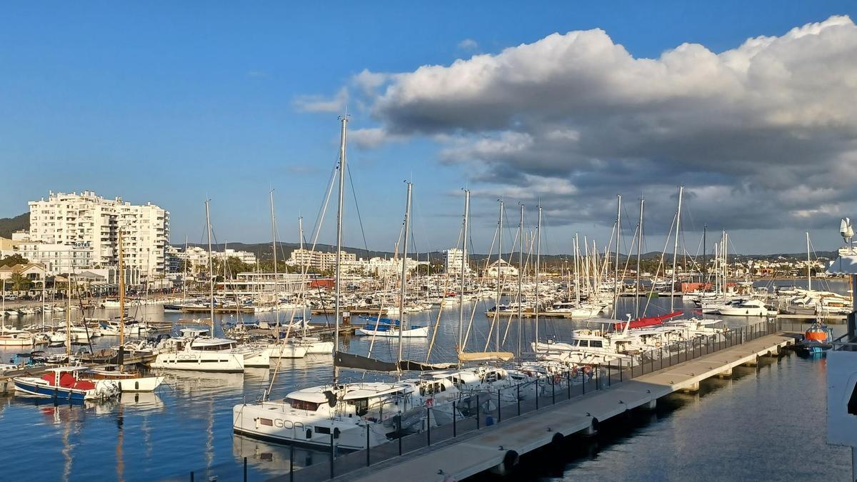 Vista general de amarres en el puerto de Sant Antoni