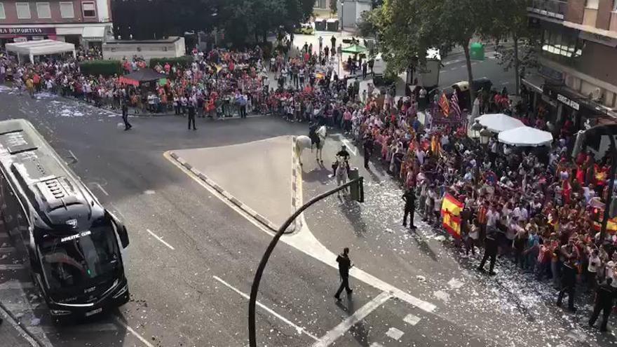 Los ultras reciben al Athletic al grito de "Viva, España" en Mestalla