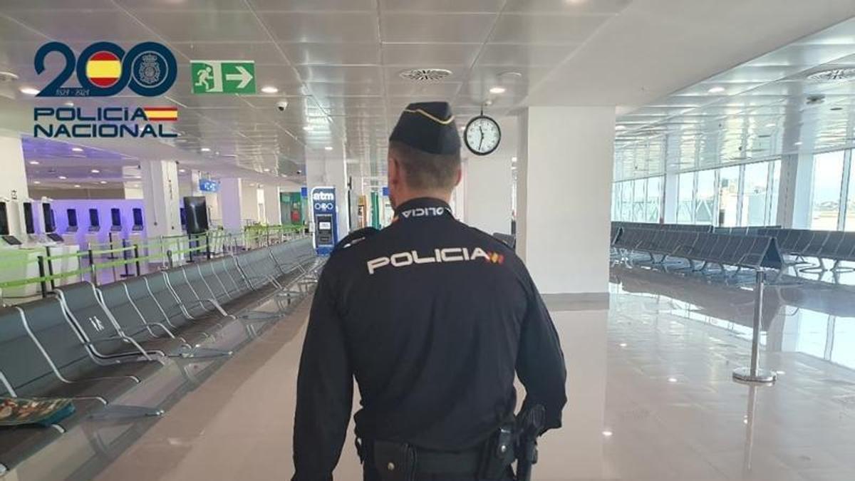 Symbolfoto: Ein Nationalpolizist am Flughafen Palma.