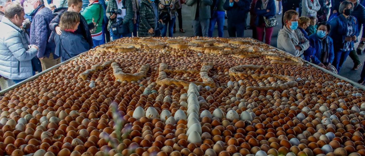 El gigantesco bollo pascual de San Gregorio, el año pasado.