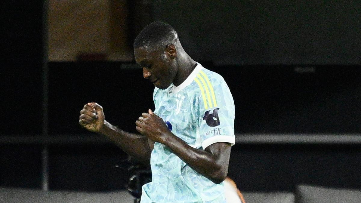 Kolo Muani celebra su gol ante el Al-Ain