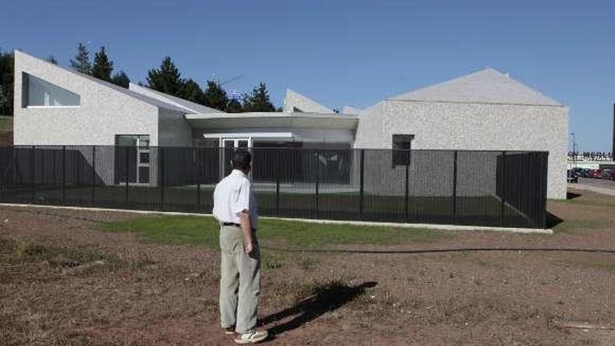 Un vecino de Nuevo Roces, en los terrenos de la ampliación, ante la escuela de 0 a 3 años.