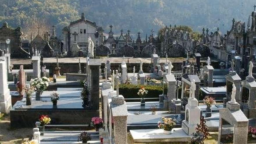 Cementerio de Ribadavia en medio del pueblo.  // I. Osorio