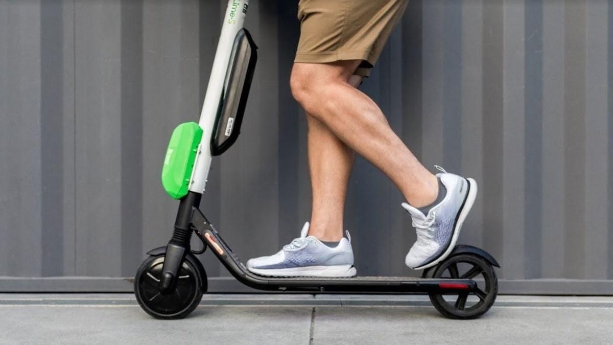 Detingut un menor per robatoris en patinet a la sortida d’escoles a Barcelona Detingut un menor per robatoris en patinet a la sortida d’escoles a Barcelona