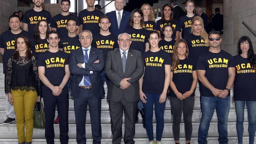 Los nuevos deportistas de la UCAM posan en la sede del Comité Olímpico Español.