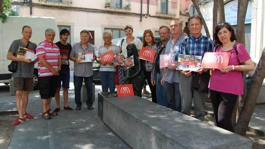 Representants de diverses entitats de cultura popular i la regidora Crespo, ahir al migdia a la plaça Gispert