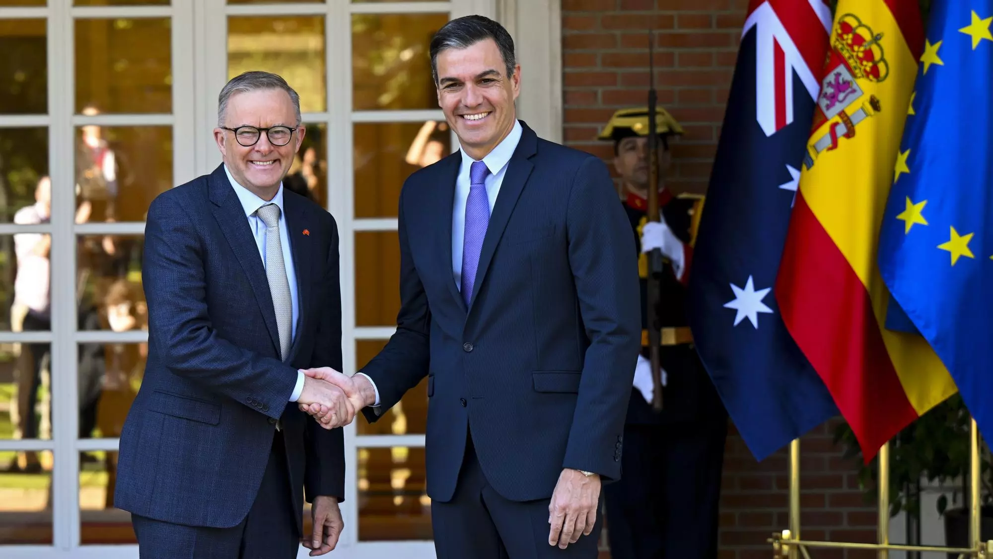 El primer ministro australiano, Anthony Albanese  visita Pedro Sánchez durante una reunión bilateral previa a la Cumbre de Líderes de la OTAN