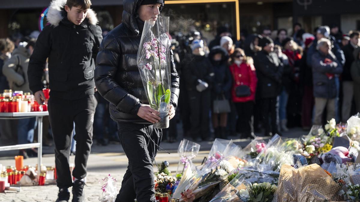 Cientos de personas asisten a la misa y procesión por las víctimas del incendio de Nochevieja en Crans-Montana, Suiza